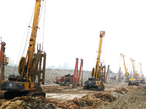 徐(xú)工連續牆(qiáng)機群樂山(shān)施工