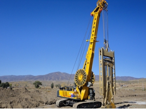 2025年12月基(ji)礎公司(sī)高新技(jì)術産品(pin)XG450D連續牆(qiáng)在内蒙(meng)古工業(ye)園區1号(hào)水源地(dì)防滲工(gong)程施工(gong)