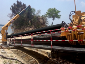 徐工XZ5000水平(píng)定向鑽機成(cheng)功川越馬來(lai)西亞海灣